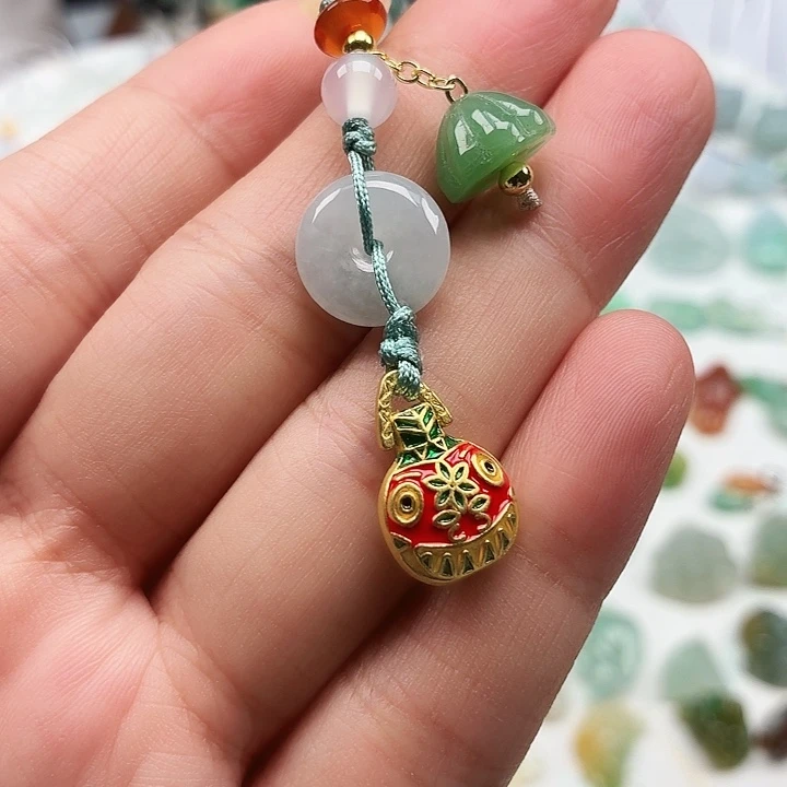 翡翠未镶嵌颈饰红色吞金兽