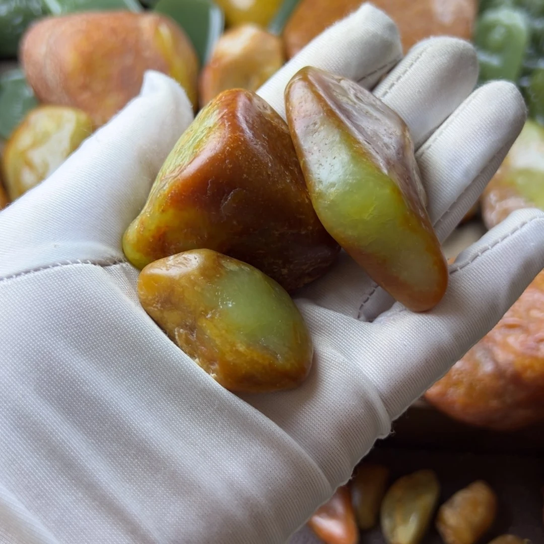 岫岩老玉（透闪石质玉）未镶嵌把件皮****了