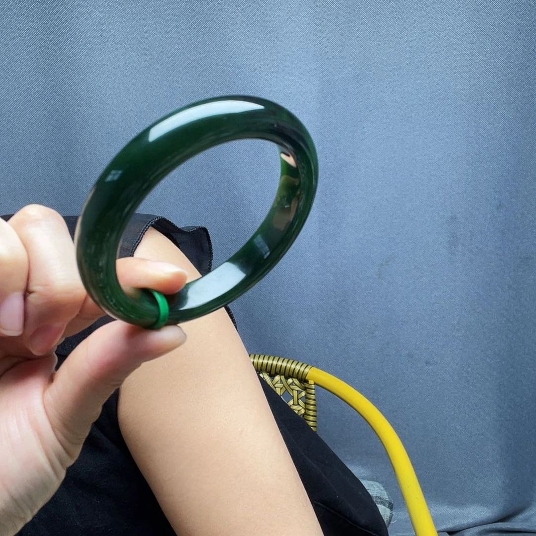 浅***陌和田玉未镶嵌手镯