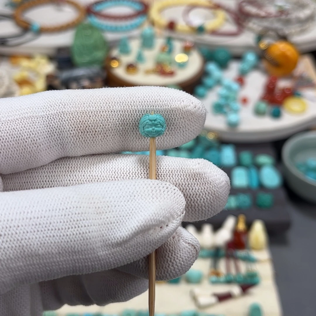 绿松石未镶嵌雕刻件扎基拉母双面雕