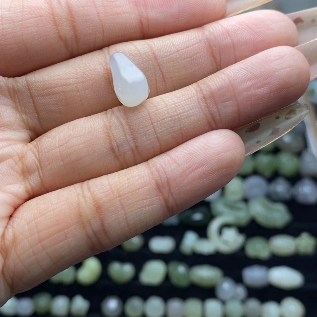 晴***李和田玉未镶嵌颈饰