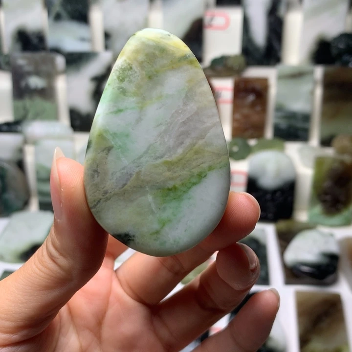 独山玉未镶嵌颈饰