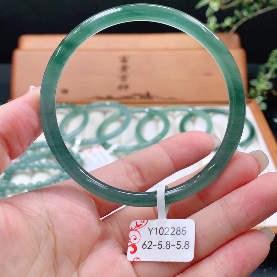 翡翠手镯未镶嵌天然