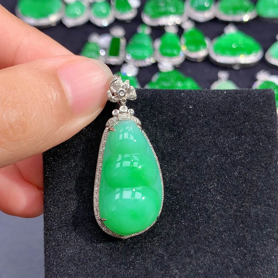 翡翠18K金镶嵌吊坠(赠链)