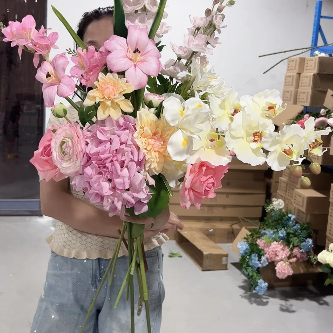 粉白色花束一把。