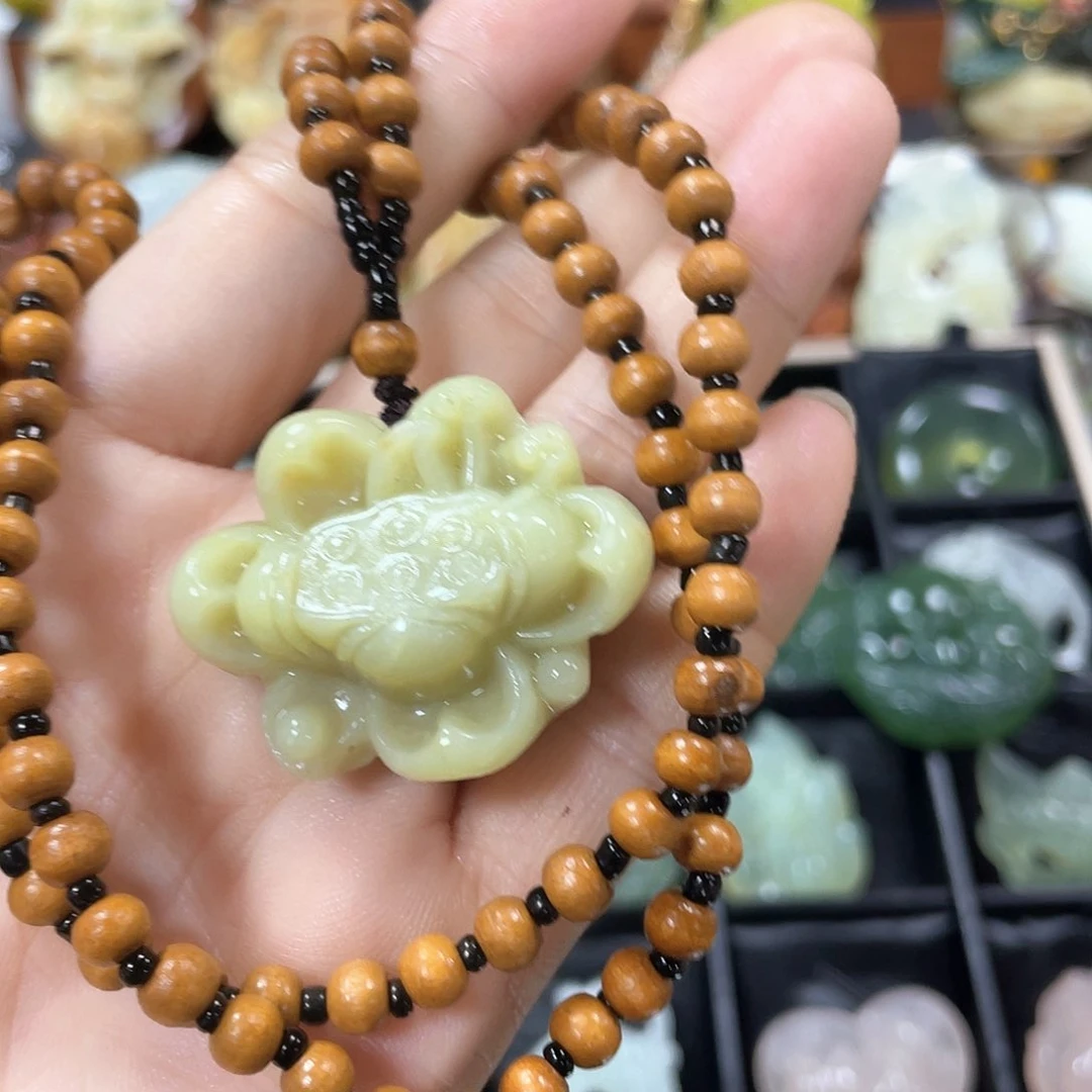 蛇纹石玉颈饰未镶嵌