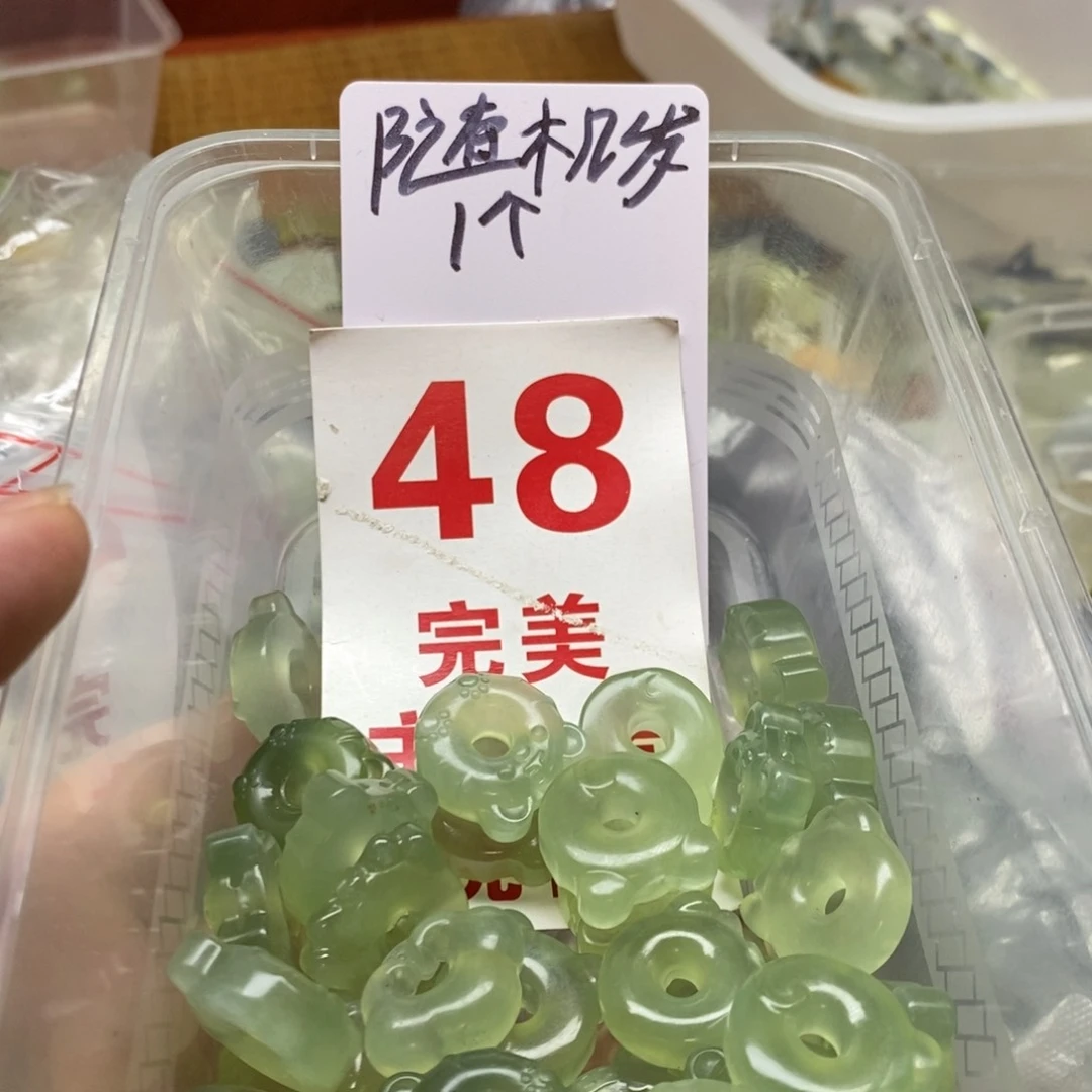 蛇纹石玉挂坠未镶嵌