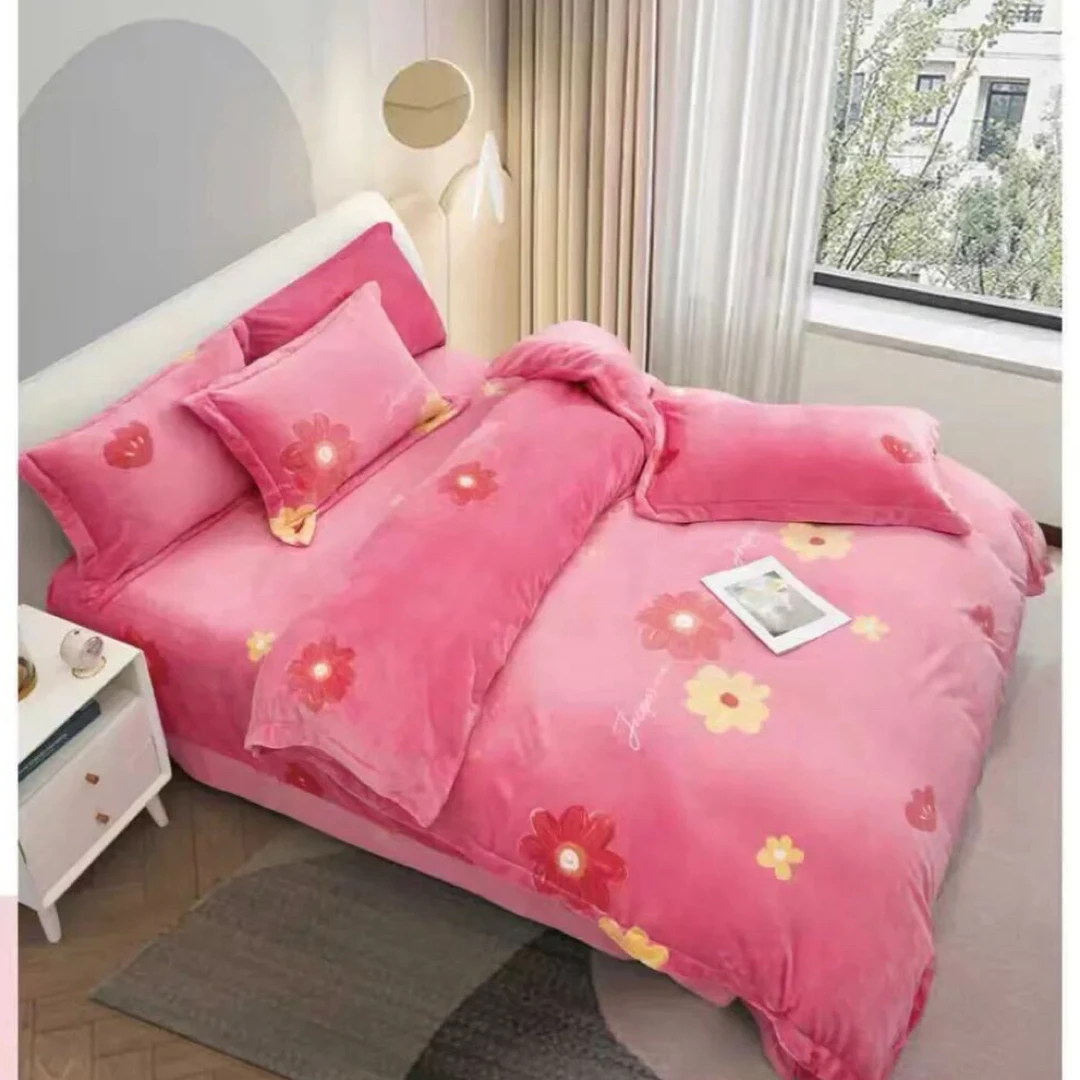 冬季新品！牛奶绒系列玫红太阳花可做床品四套件防滑防静电
