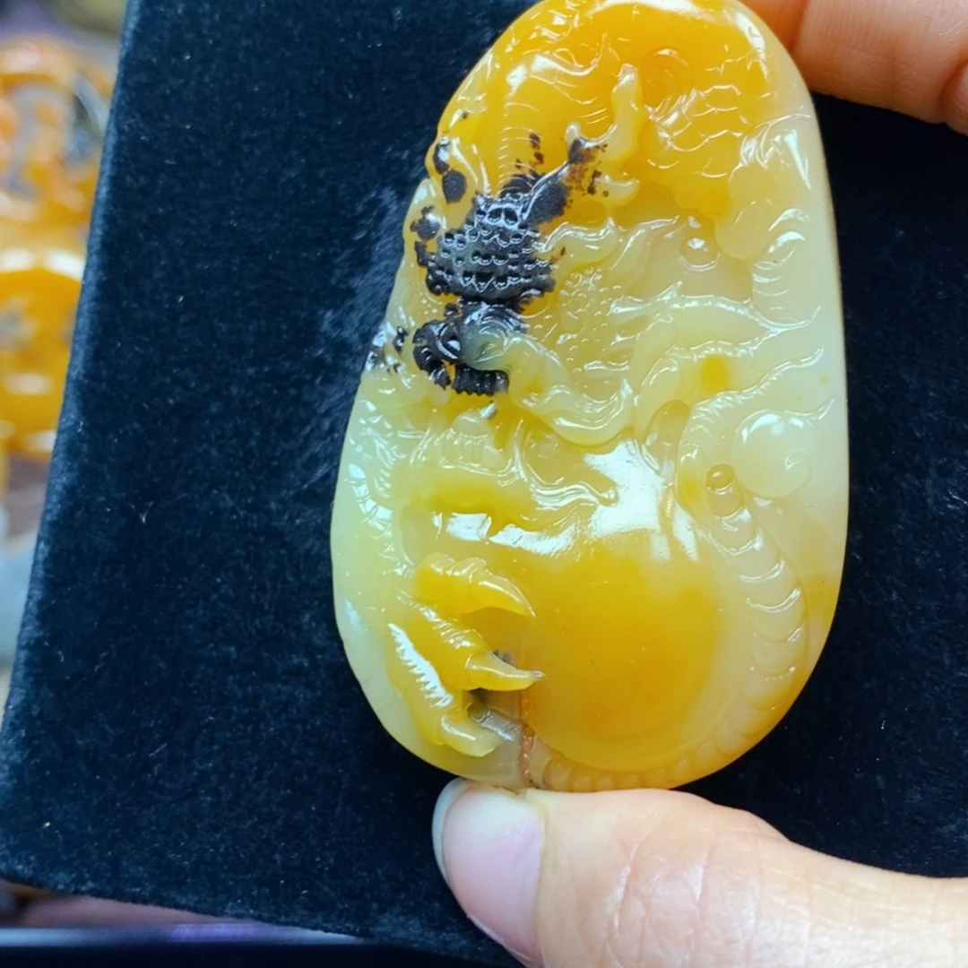 未镶嵌石英质玉（黄龙玉）颈饰