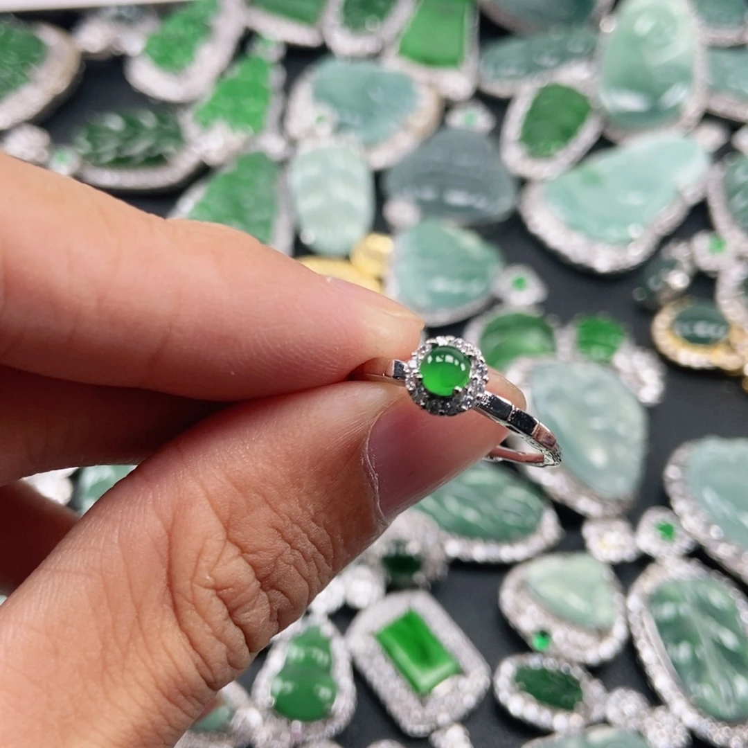 翡翠未镶嵌吊坠(赠链)