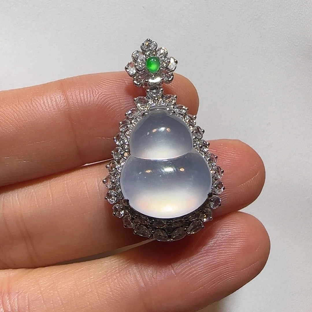 翡翠18K金镶嵌颈饰葫芦吊坠