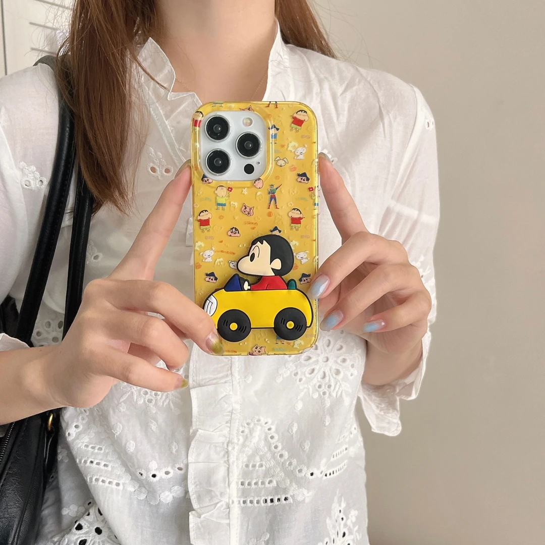 卡通小新汽车支架适用苹果16手机壳iPhone15Promax可爱14pm创意13