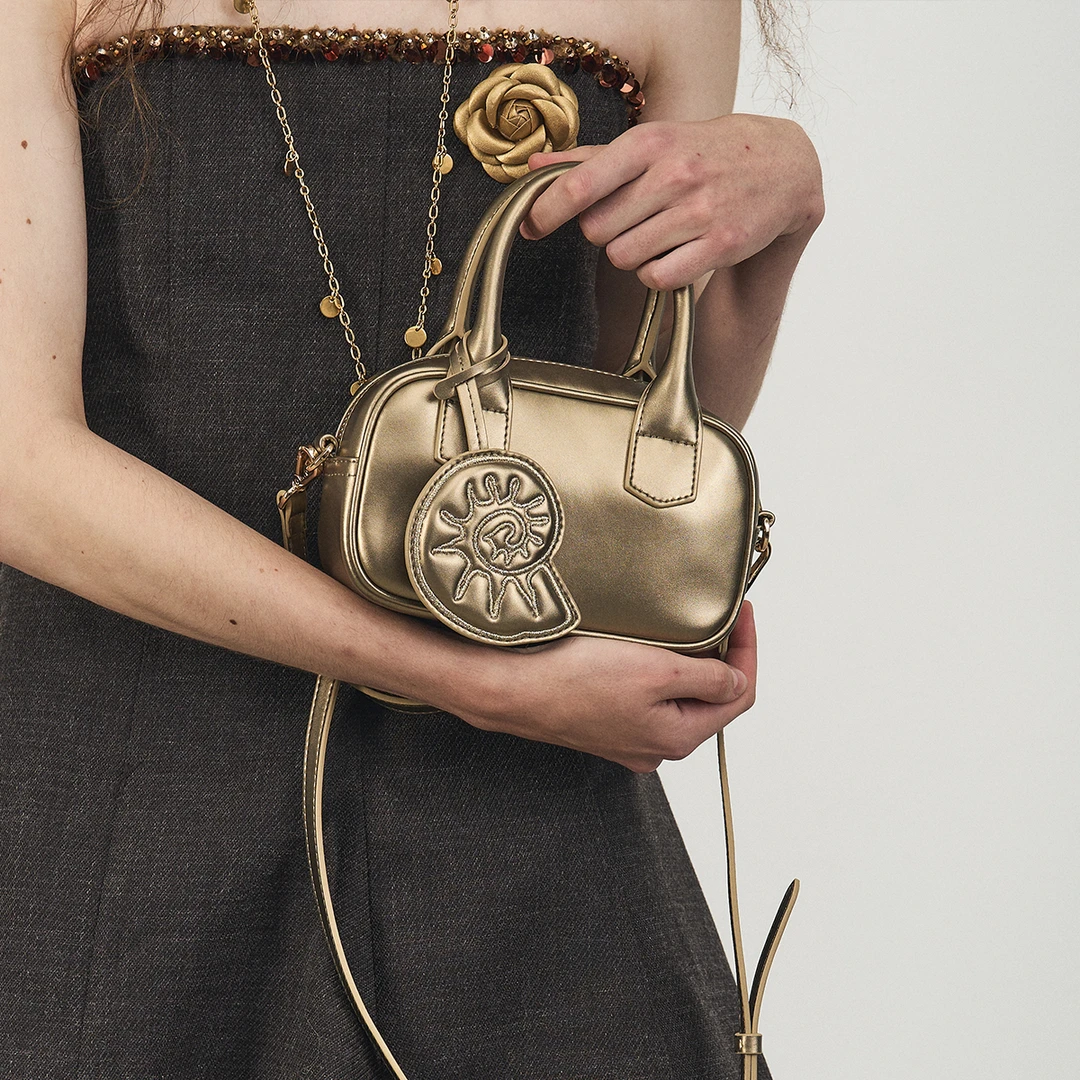 WapaWapa  原创设计 25AW新款  鎏光金色海螺吊坠牛皮小包