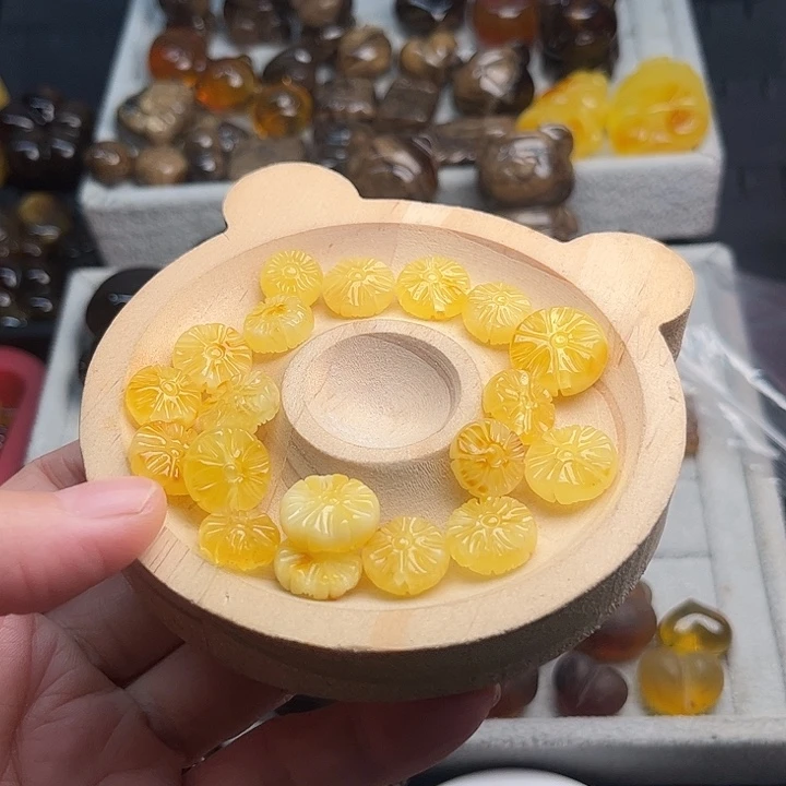 琥珀颈饰未镶嵌梅花