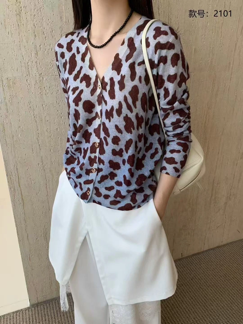 高品质水溶羊毛复古印花V领轻薄舒适气质针织开衫2025蓝豹纹3058