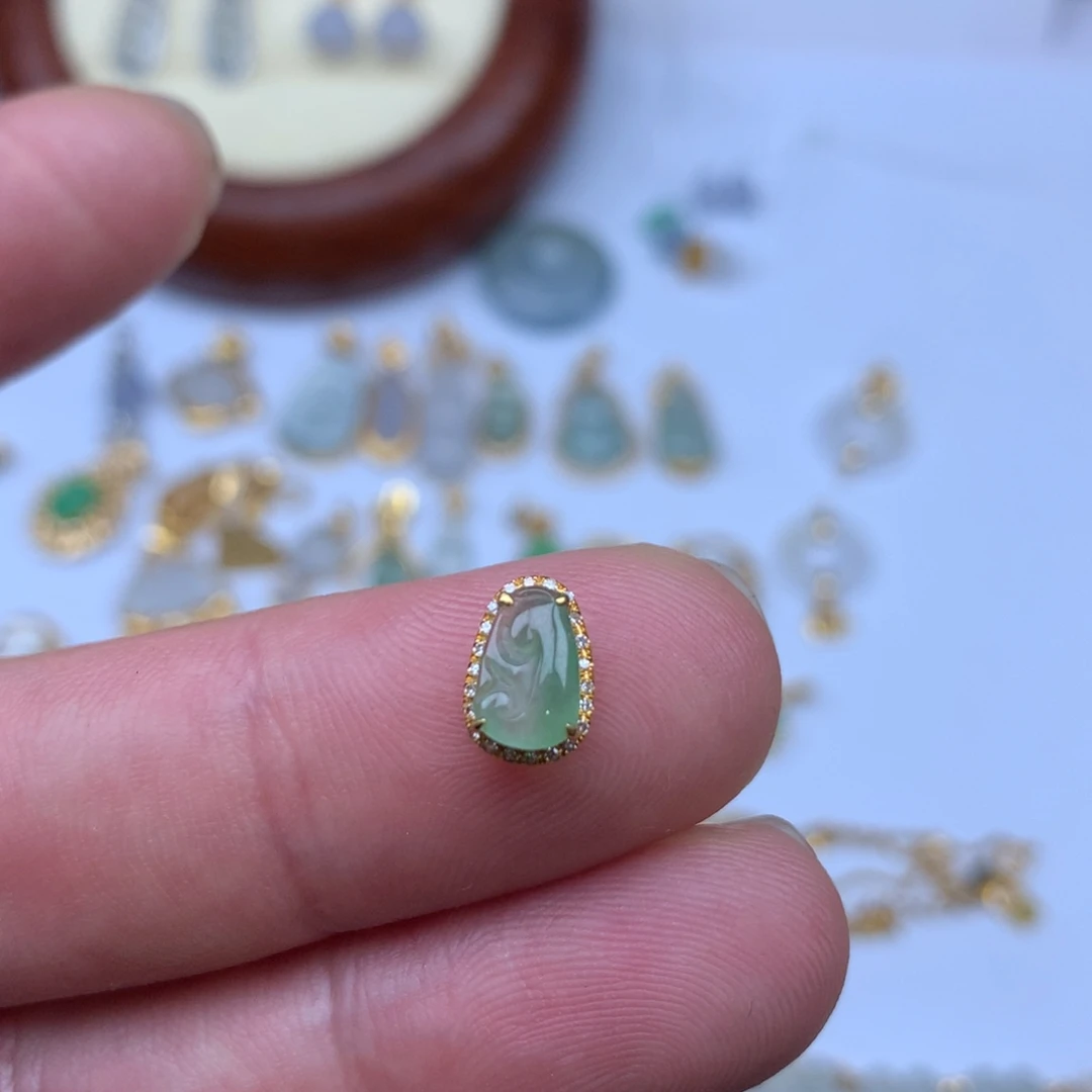 颈饰18K金镶嵌翡翠如意