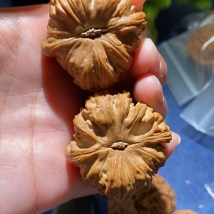 王***つ文玩核桃吊坠白狮子