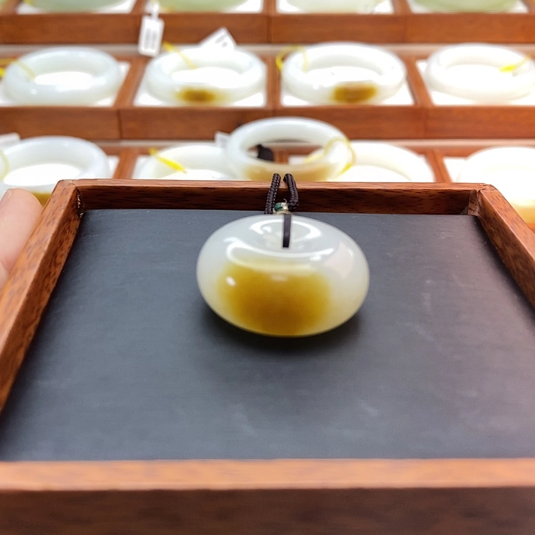 和田玉（糖玉）未镶嵌颈饰阳**霖