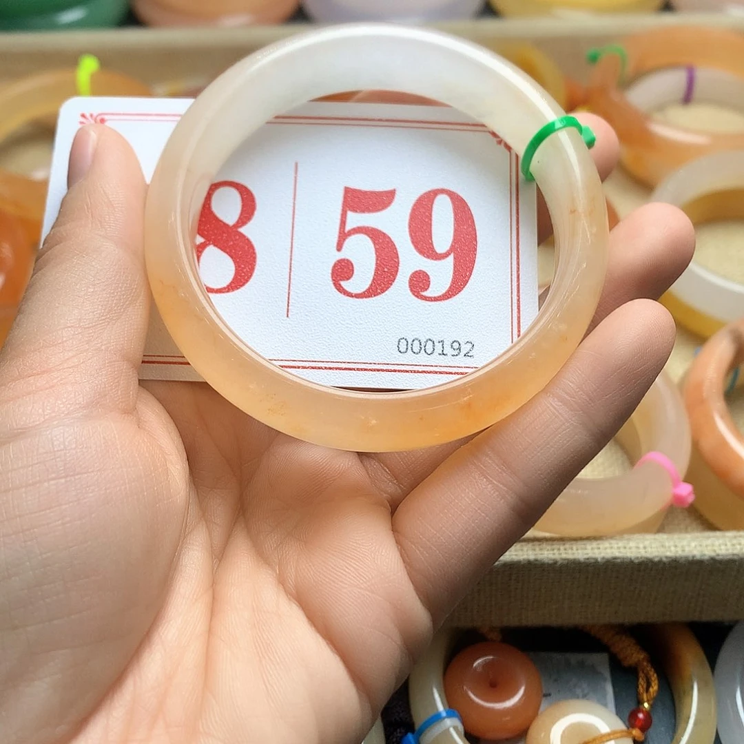 未镶嵌石英质玉（黄龙玉）手镯