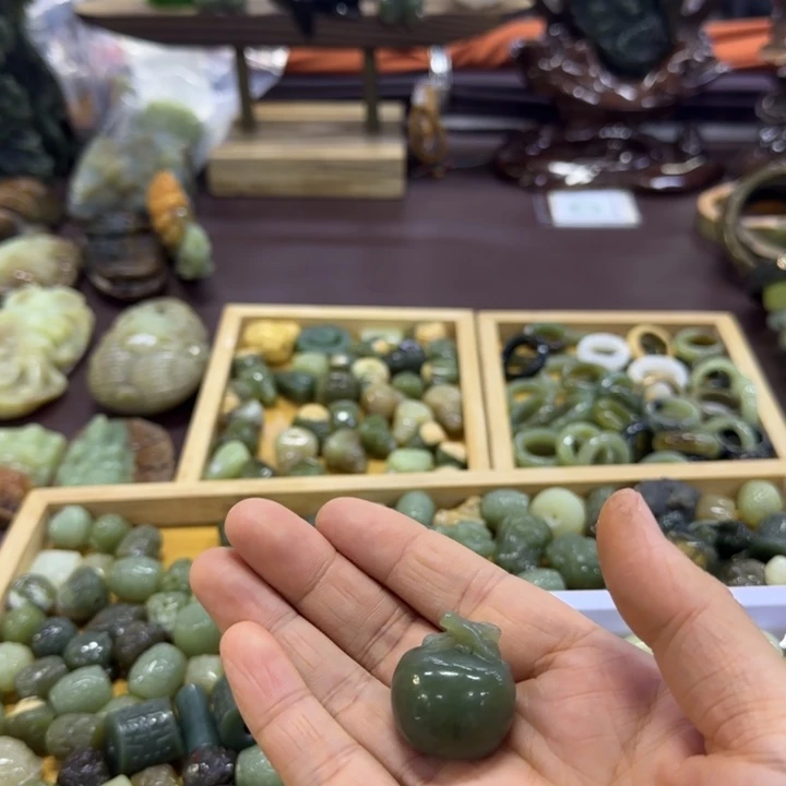 黛***柳岫岩河磨玉（透闪石质玉）未镶嵌颈饰