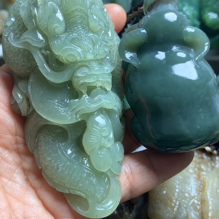 厚***福和田玉未镶嵌颈饰