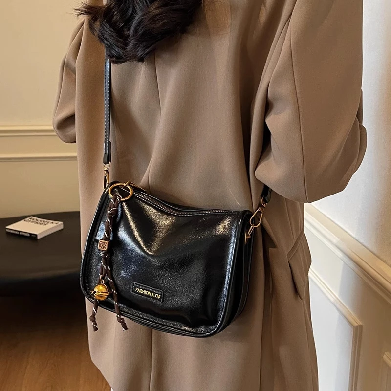 小众简约黑色包包斜挎包女款2025新款潮时尚百搭休闲单肩包洋气