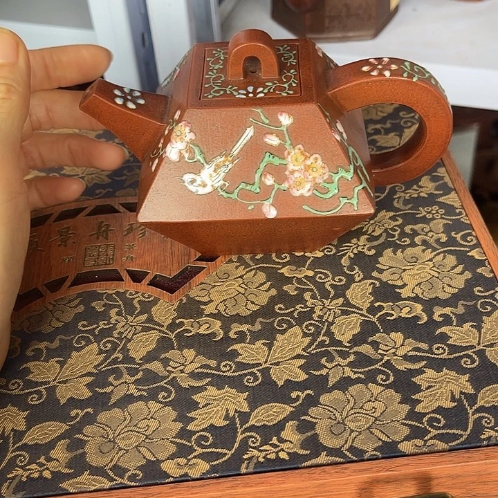 茶壶紫砂原矿泥料手工制作的一把紫砂壶。