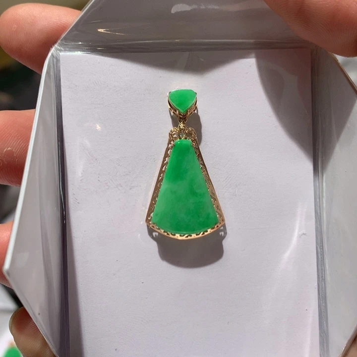 翡翠颈饰18K金镶嵌翡翠吊坠
