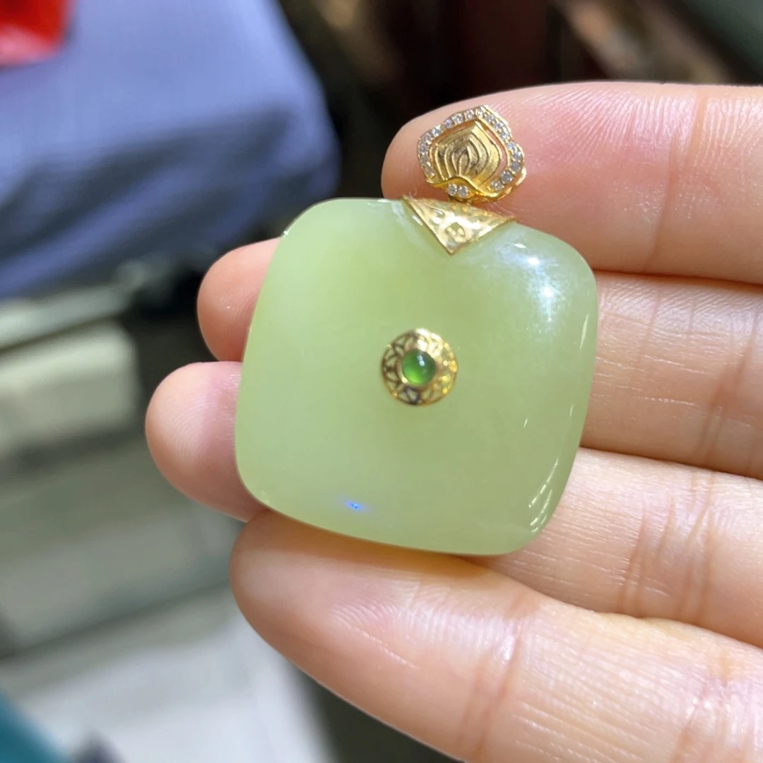 颈饰18K金镶嵌和田玉