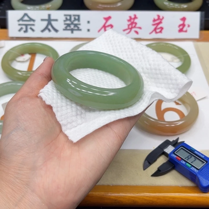 未镶嵌手镯石英质玉小*．