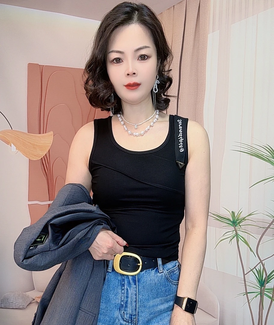 韩熙家 2025春季女方领侧字母钉标减龄百搭显瘦外穿背心上衣潮流