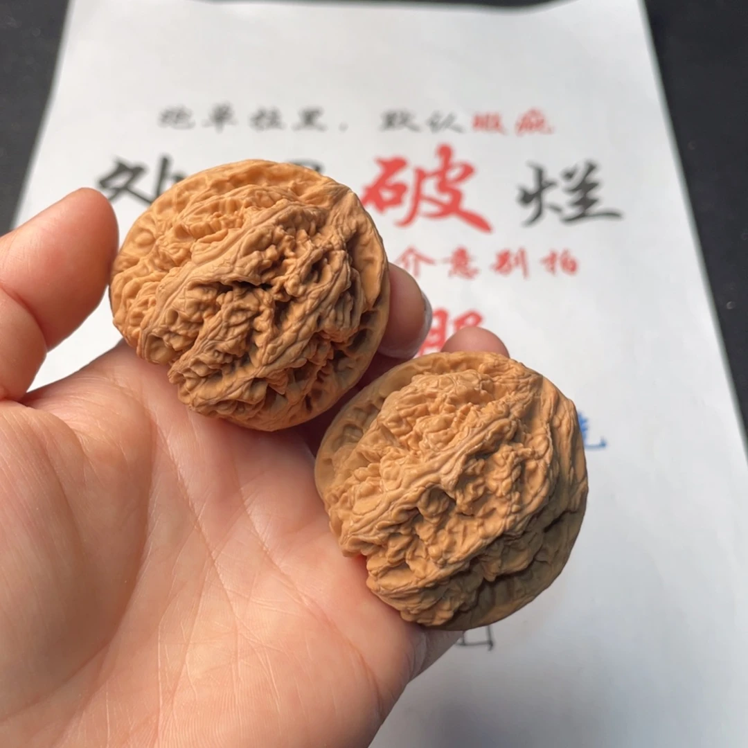文玩核桃把件773。46粗筋有黄