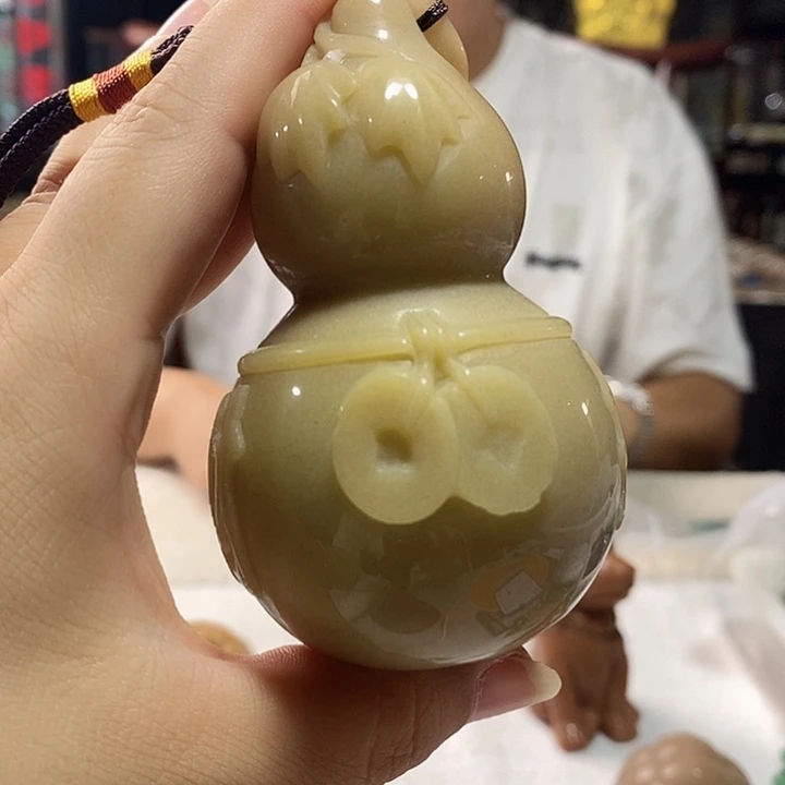 颈饰未镶嵌密玉（石英质玉）