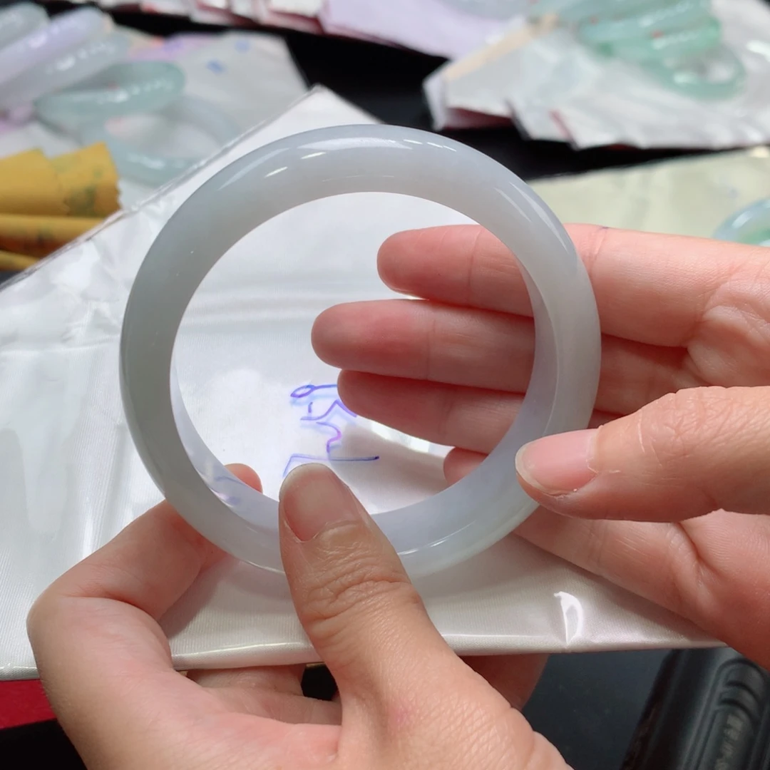 翡翠手镯未镶嵌翡翠