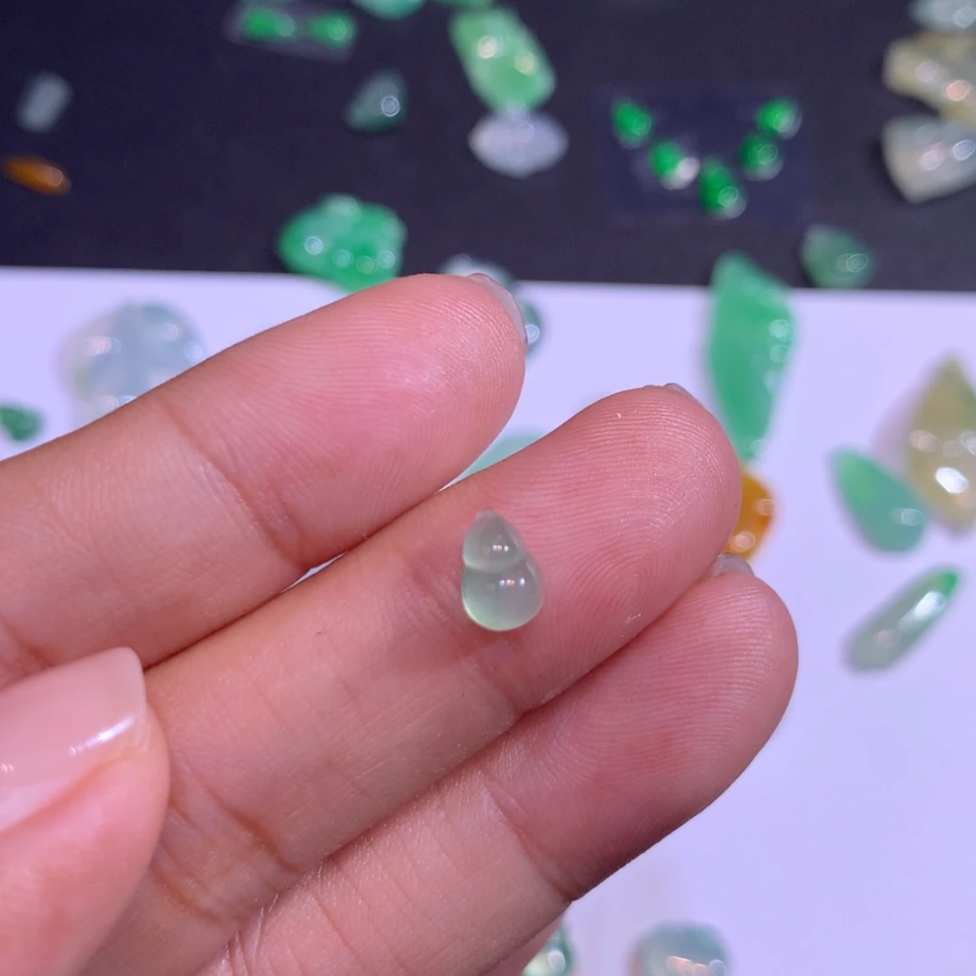 翡翠未镶嵌颈饰葫芦