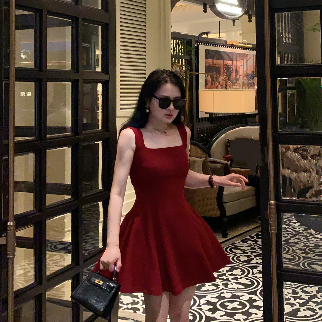 魅鹊 52060 车厘子红洋气时尚吊带显白连衣裙