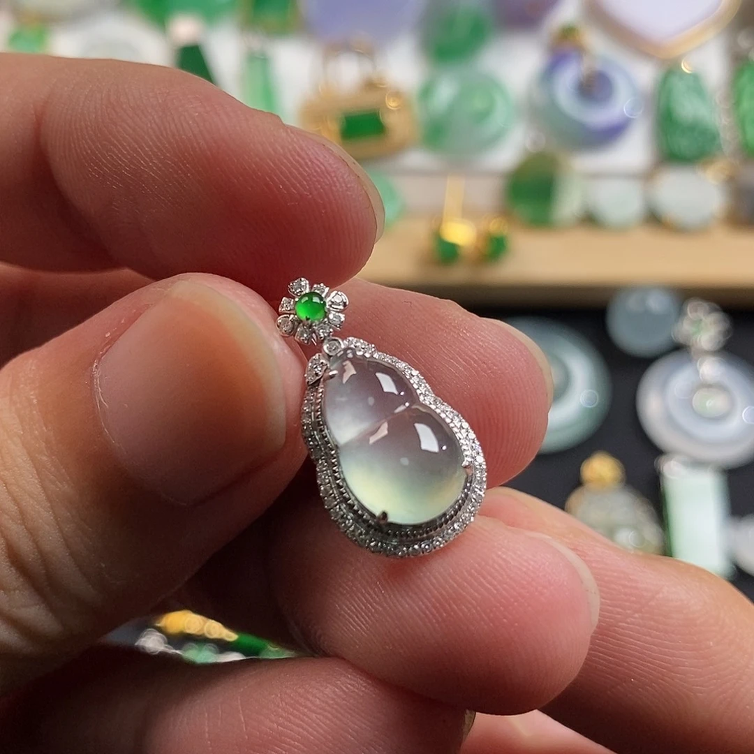 呜***喂翡翠18K金镶嵌颈饰翡翠