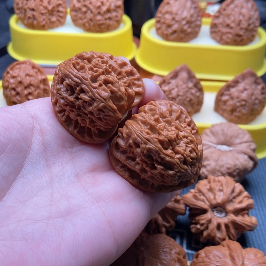 文玩核桃吊坠三角白