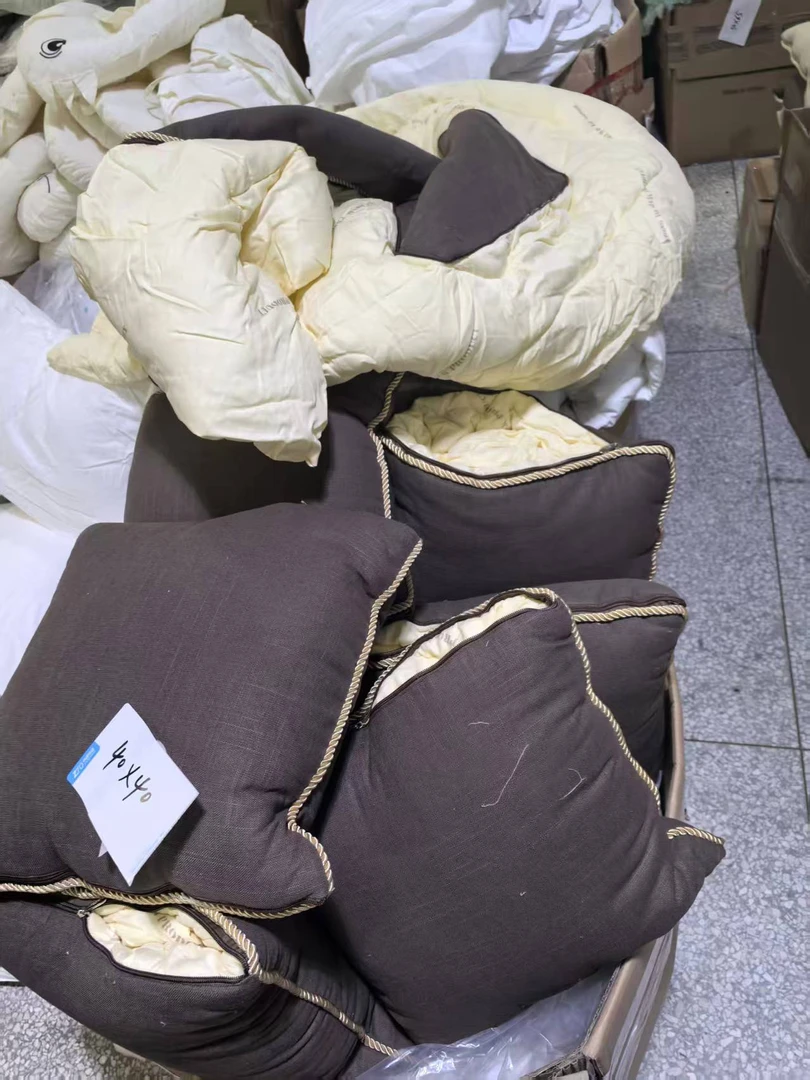 《厚广家》3楼40×40棕色全棉超软抱枕被 发1张