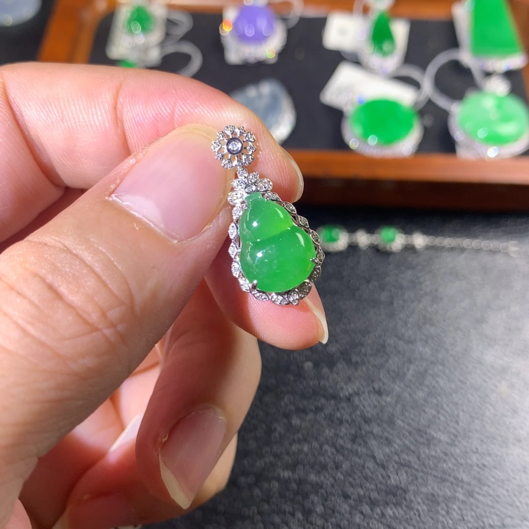 朱***力翡翠18K金镶嵌颈饰翡翠