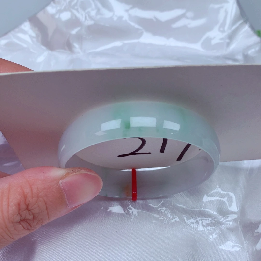 翡翠手镯未镶嵌翡翠