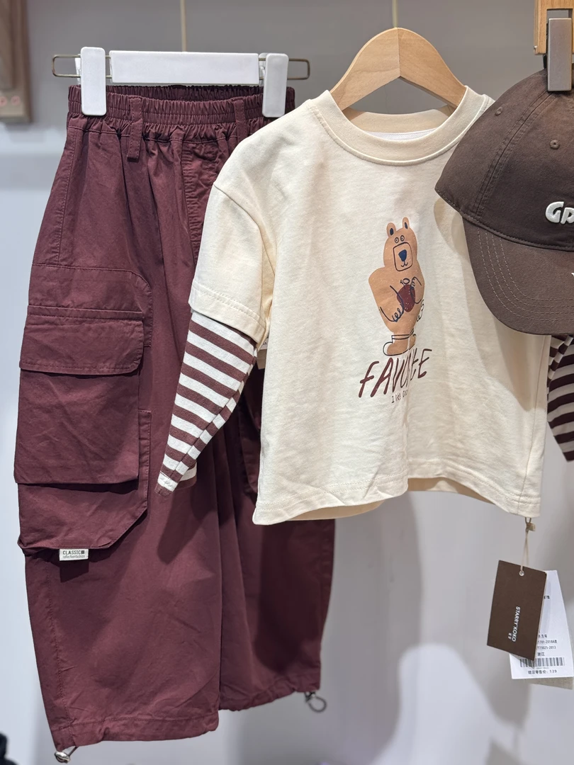 韩系童趣拼接打底T恤和铁锈红工装裤