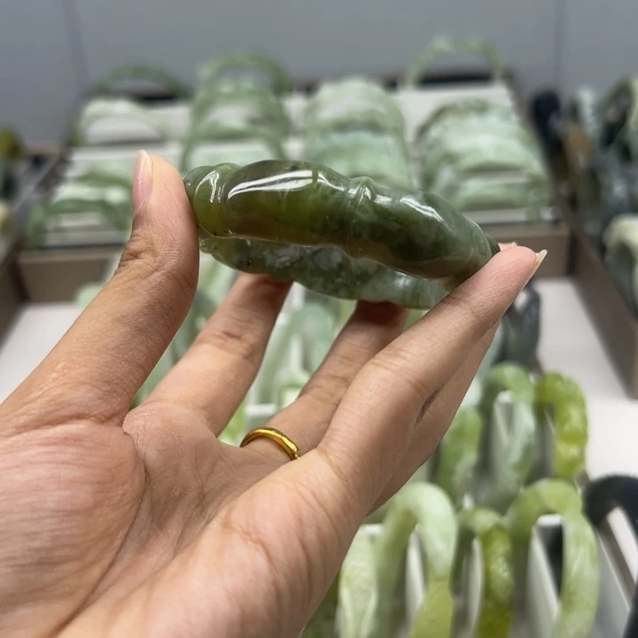 莜***栳未镶嵌蛇纹石玉手镯