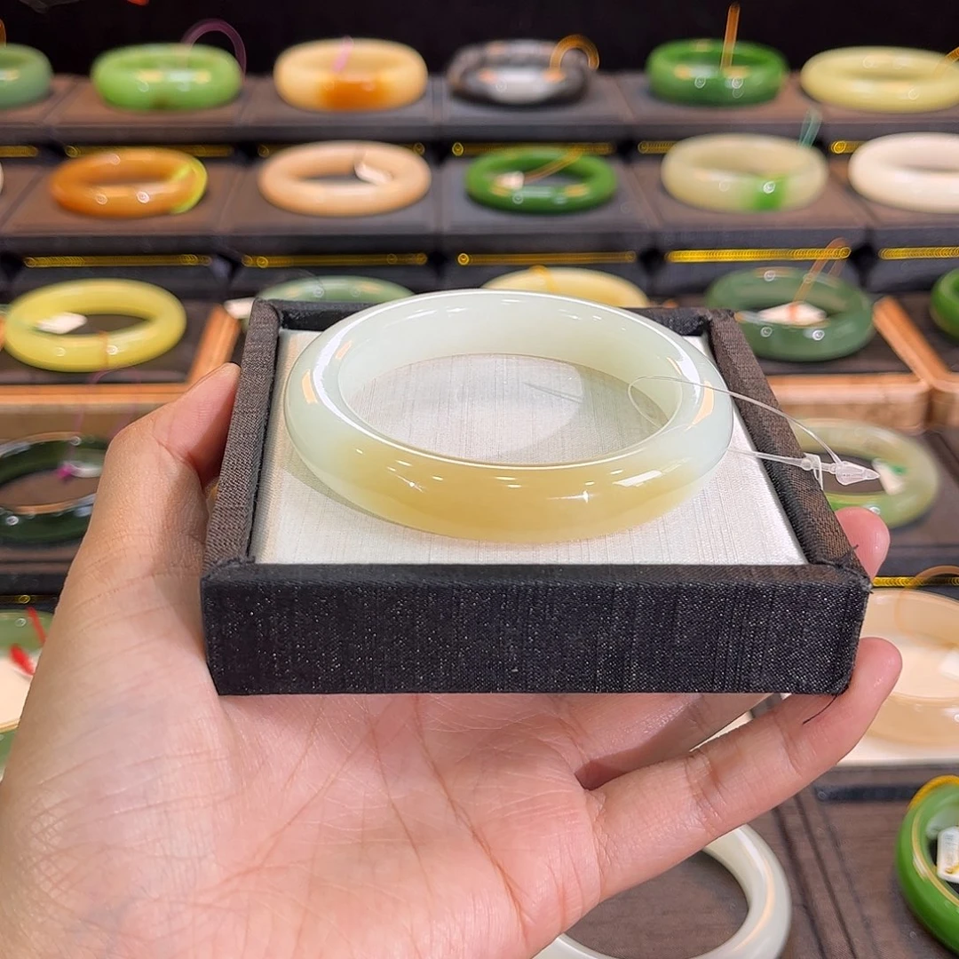 和田玉未镶嵌手镯糖白57+