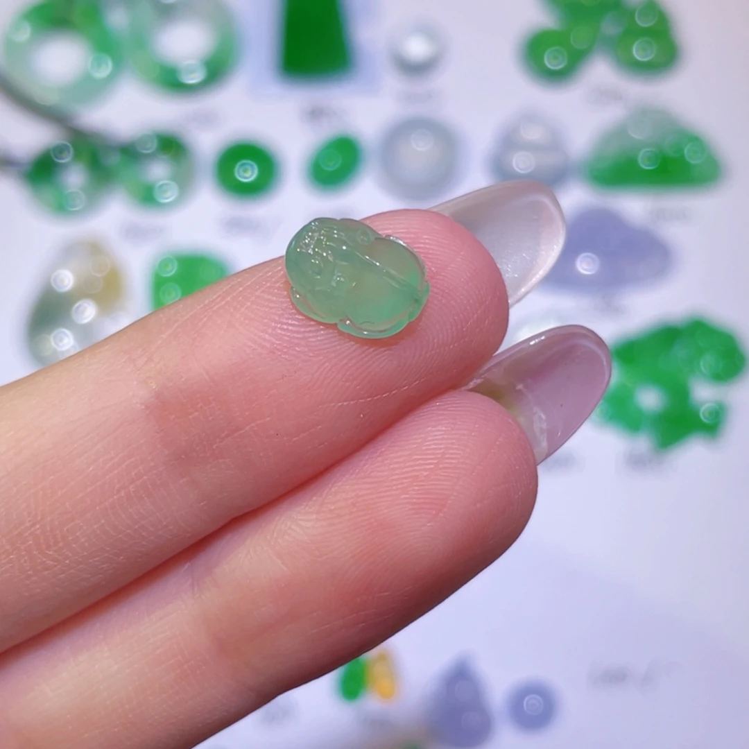 颈饰未镶嵌翡翠裸石