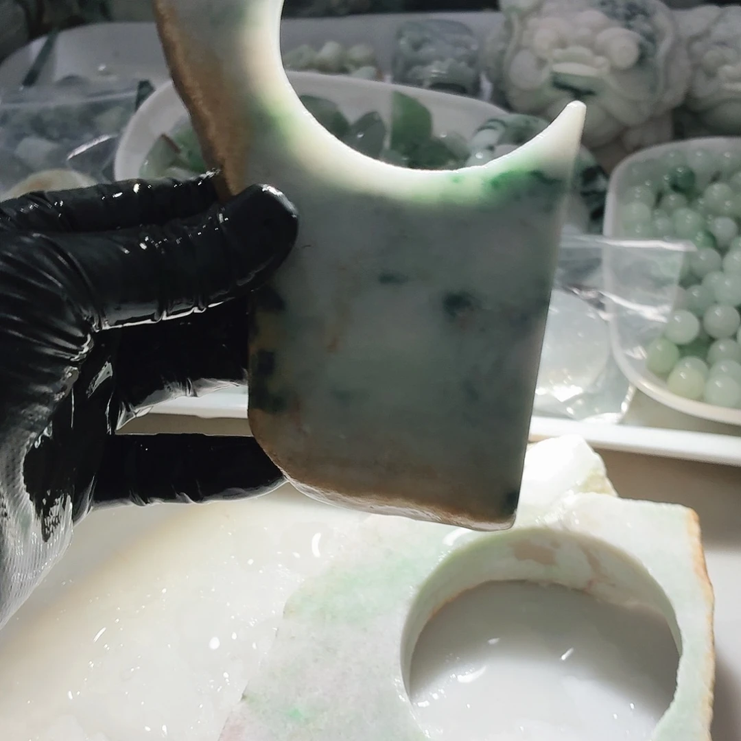 翡翠未镶嵌颈饰边角料