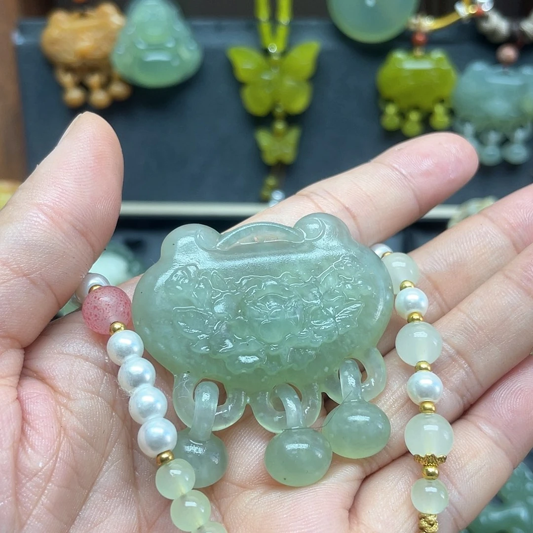 蛇纹石玉未镶嵌颈饰