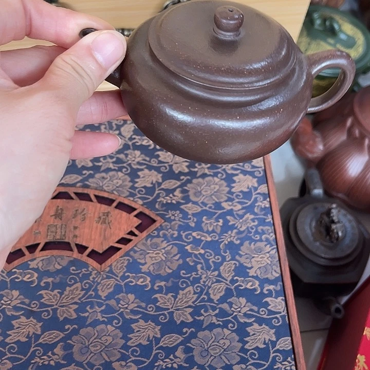 茶壶紫砂原矿泥料手工制作的一把紫砂壶。