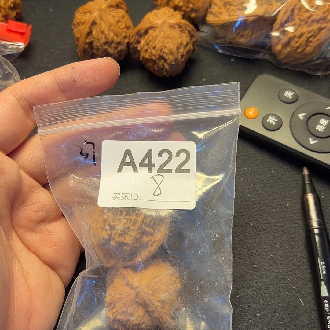 文玩核桃吊坠白狮子