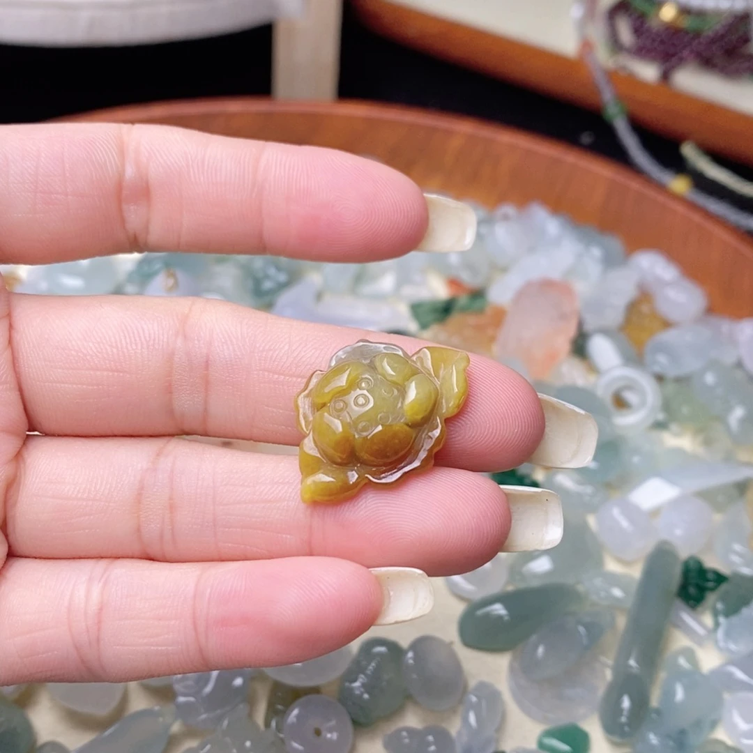 翡翠挂件未镶嵌翡翠